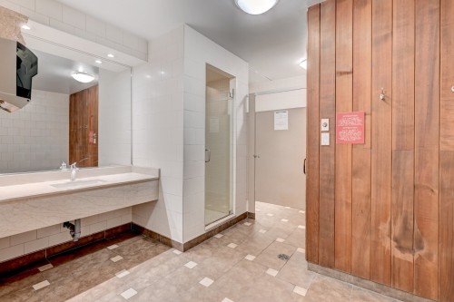 Sauna - 706-5150 Av. Macdonald, Côte-Saint-Luc, QC - Indoor Photo Showing Bathroom