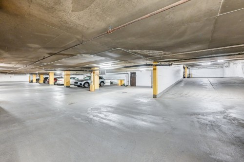 Garage - 706-5150 Av. Macdonald, Côte-Saint-Luc, QC - Indoor Photo Showing Garage