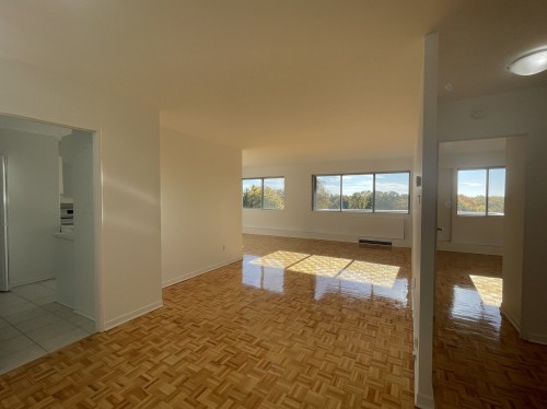 Family Room - 706-5150 Av. Macdonald, Côte-Saint-Luc, QC - Indoor Photo Showing Other Room