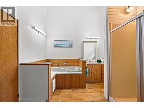 10737 Highway 33 E, Kelowna, BC - Indoor Photo Showing Bathroom