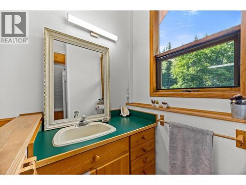 10737 Highway 33 E, Kelowna, BC - Indoor Photo Showing Bathroom