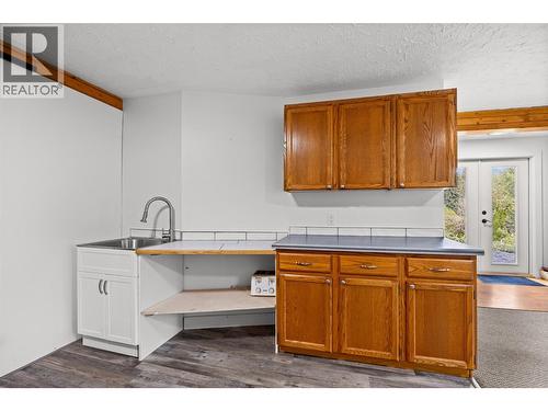 10737 Highway 33 E, Kelowna, BC - Indoor Photo Showing Kitchen