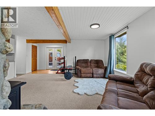 10737 Highway 33 E, Kelowna, BC - Indoor Photo Showing Living Room