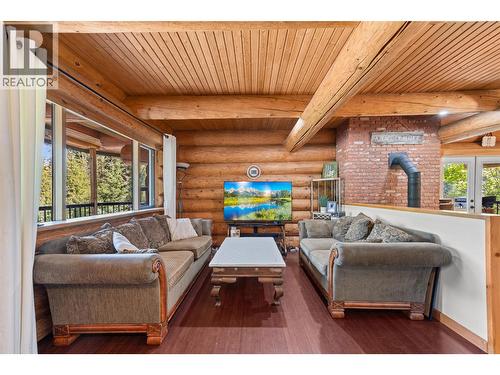 10737 Highway 33 E, Kelowna, BC - Indoor Photo Showing Living Room