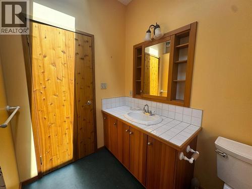 9155 Highway 6, Silverton, BC - Indoor Photo Showing Bathroom
