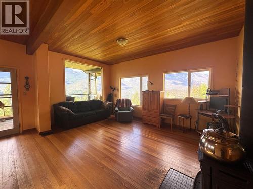 9155 Highway 6, Silverton, BC - Indoor Photo Showing Living Room