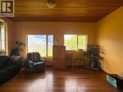 9155 Highway 6, Silverton, BC - Indoor Photo Showing Living Room