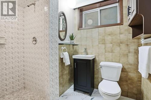 104 Dallas Avenue, Hamilton, ON - Indoor Photo Showing Bathroom