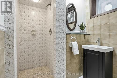 104 Dallas Avenue, Hamilton, ON - Indoor Photo Showing Bathroom