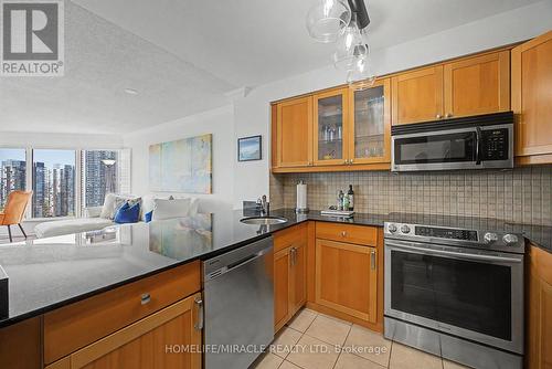 2603 - 2269 Lakeshore Boulevard W, Toronto, ON - Indoor Photo Showing Kitchen