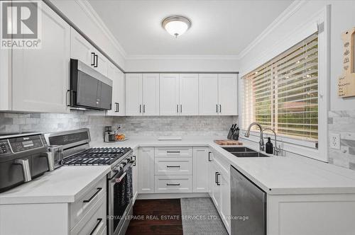5185 Bunton Crescent, Burlington, ON - Indoor Photo Showing Kitchen With Double Sink With Upgraded Kitchen