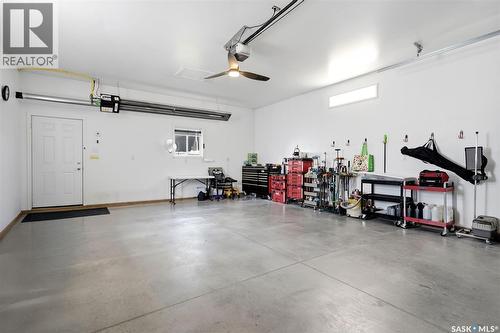 5121 Buckingham Drive E, Regina, SK - Indoor Photo Showing Garage