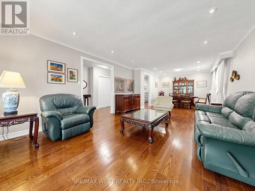 41 Burnview Crescent, Toronto, ON - Indoor Photo Showing Living Room