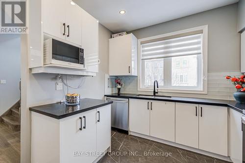 52 Leitchcroft Crescent, Markham, ON - Indoor Photo Showing Kitchen With Upgraded Kitchen