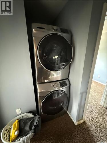 802 Park Avenue, Weyburn, SK - Indoor Photo Showing Laundry Room