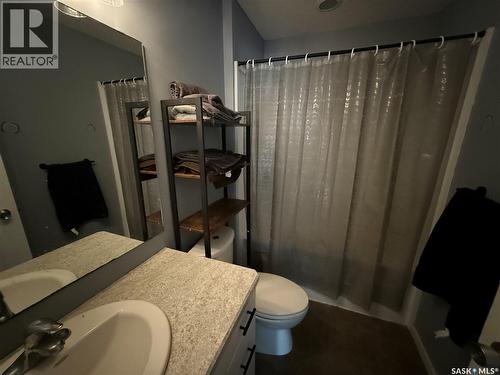 802 Park Avenue, Weyburn, SK - Indoor Photo Showing Bathroom