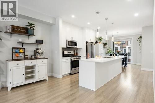1146 Black Mountain Drive, Kelowna, BC - Indoor Photo Showing Kitchen With Upgraded Kitchen