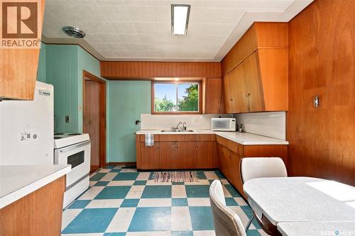 1632 9Th Avenue N, Saskatoon, SK - Indoor Photo Showing Kitchen With Double Sink