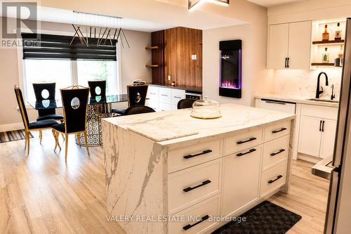 33 Chilton Drive, Hamilton, ON - Indoor Photo Showing Kitchen