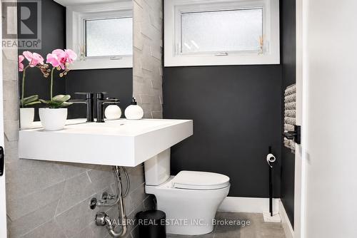 Main floor bathroom - 33 Chilton Drive, Hamilton, ON - Indoor Photo Showing Bathroom