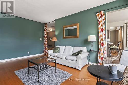 175 Allanford Avenue, Ottawa, ON - Indoor Photo Showing Living Room
