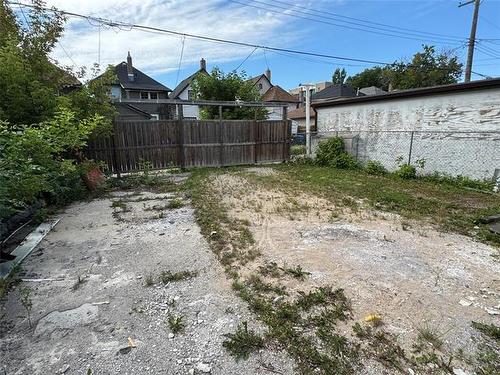 680 Simcoe St, Winnipeg, MB - Outdoor