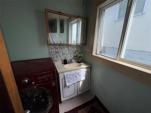 680 Simcoe St, Winnipeg, MB - Indoor Photo Showing Laundry Room