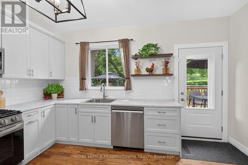 11 Stirton Avenue, Brantford, ON - Indoor Photo Showing Kitchen With Upgraded Kitchen