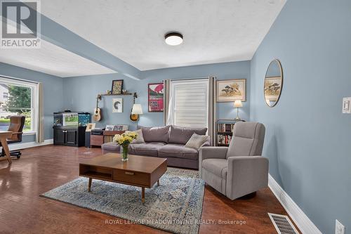 11 Stirton Avenue, Brantford, ON - Indoor Photo Showing Living Room