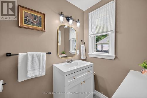 11 Stirton Avenue, Brantford, ON - Indoor Photo Showing Bathroom
