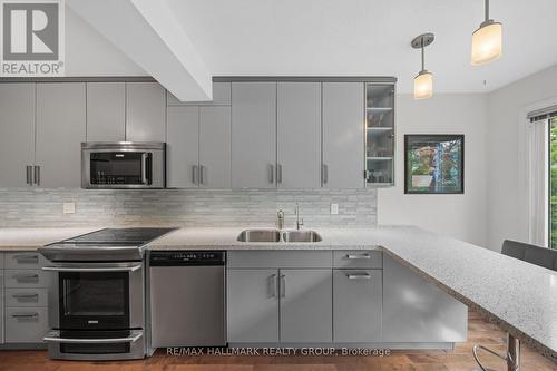 44 Dunbarton Court, Ottawa, ON - Indoor Photo Showing Kitchen With Upgraded Kitchen