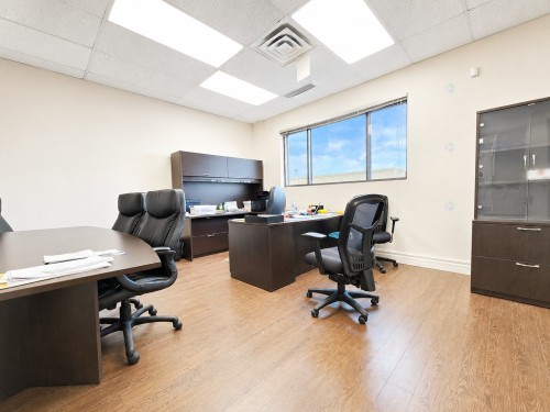 Salle de conférence - 214A-1605 Desserte Nord Laval (A-440) O., Laval (Chomedey), QC - Indoor Photo Showing Office