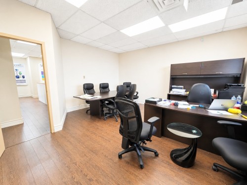 Salle de conférence - 214A-1605 Desserte Nord Laval (A-440) O., Laval (Chomedey), QC - Indoor Photo Showing Office