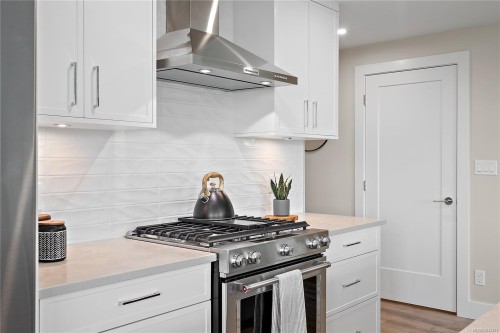 #202-2520 Hackett Cres, Central Saanich, BC - Indoor Photo Showing Kitchen With Upgraded Kitchen