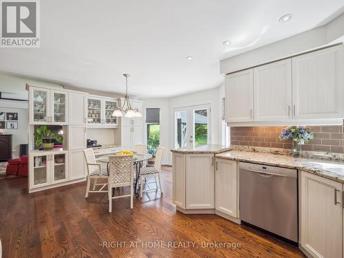 100 Carlyle Crescent, Aurora, ON - Indoor Photo Showing Kitchen