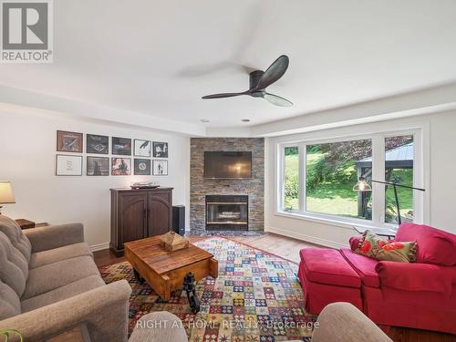 100 Carlyle Crescent, Aurora, ON - Indoor Photo Showing Living Room With Fireplace