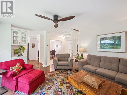 100 Carlyle Crescent, Aurora, ON - Indoor Photo Showing Living Room