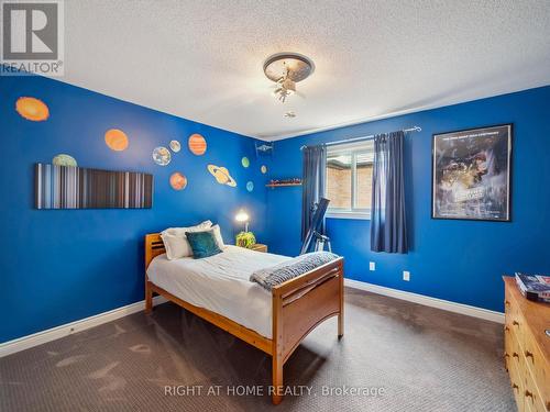 100 Carlyle Crescent, Aurora, ON - Indoor Photo Showing Bedroom