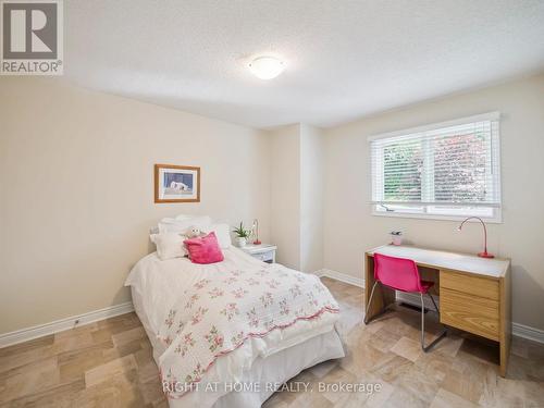 100 Carlyle Crescent, Aurora, ON - Indoor Photo Showing Bedroom