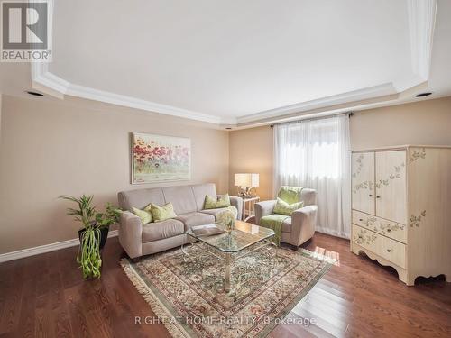 100 Carlyle Crescent, Aurora, ON - Indoor Photo Showing Living Room