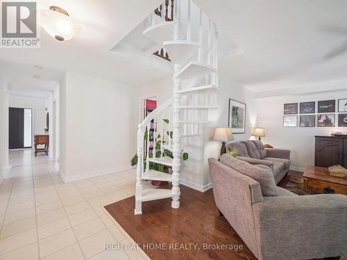 100 Carlyle Crescent, Aurora, ON - Indoor