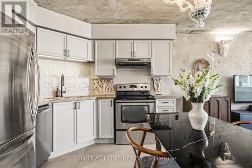 612 - 250 Manitoba Street, Toronto, ON - Indoor Photo Showing Kitchen With Upgraded Kitchen