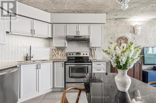 612 - 250 Manitoba Street, Toronto, ON - Indoor Photo Showing Kitchen With Upgraded Kitchen