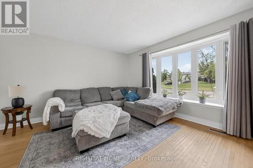 277 Pine Drive, Barrie, ON - Indoor Photo Showing Living Room