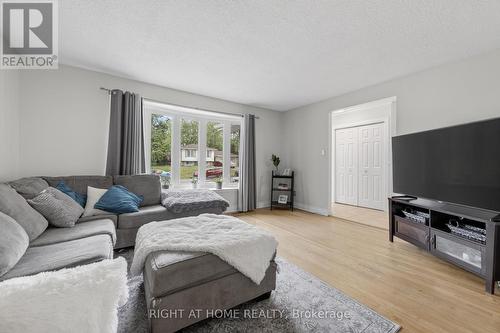 277 Pine Drive, Barrie, ON - Indoor Photo Showing Living Room