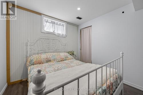 277 Pine Drive, Barrie, ON - Indoor Photo Showing Bedroom