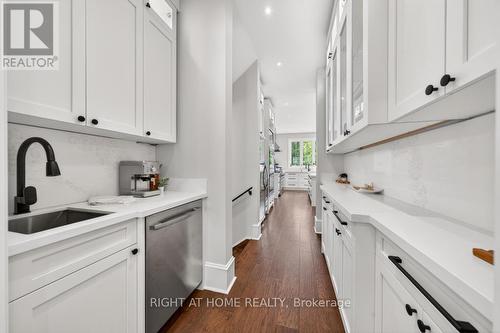64 Ravina Crescent, Hamilton, ON - Indoor Photo Showing Kitchen With Upgraded Kitchen