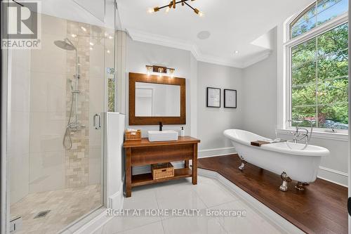 64 Ravina Crescent, Hamilton, ON - Indoor Photo Showing Bathroom
