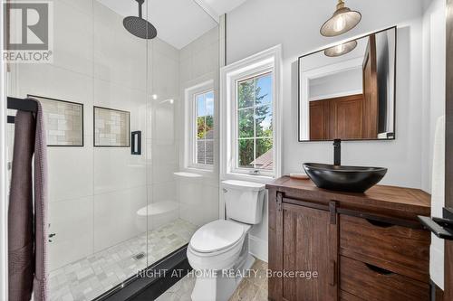 64 Ravina Crescent, Hamilton, ON - Indoor Photo Showing Bathroom