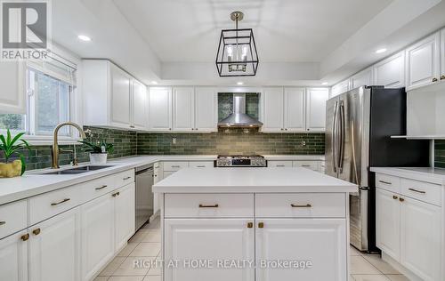 560 Chagall Court, Mississauga, ON - Indoor Photo Showing Kitchen With Double Sink With Upgraded Kitchen